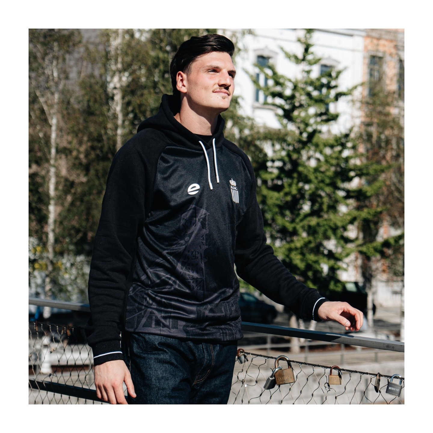Pull à capuche "Pays Noir"
